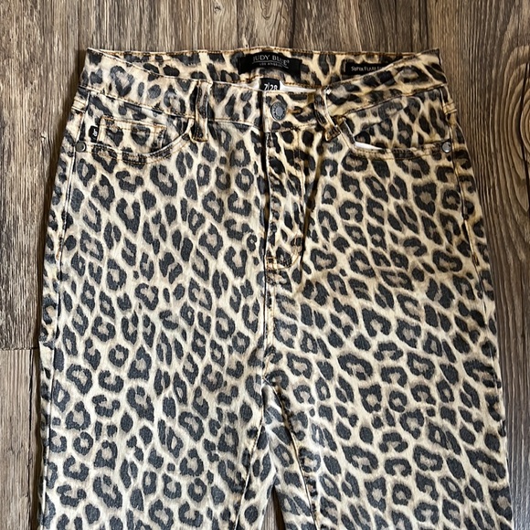 Judy Blue Cool Cat Leopard Print Fit and Flare Jeans - Picture 4 of 13
